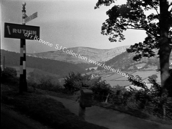 SIGN POST TO RUTHIN